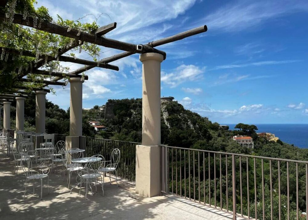 Terrasse du Palazzo Raja avec sa pergola et la vue sur la mer